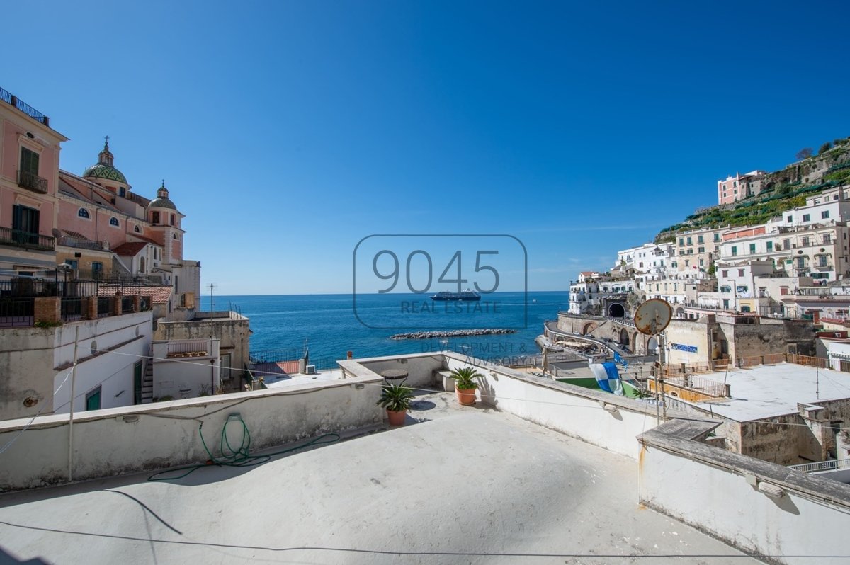 Residenz im Fischerdorf Altrani mit Blick auf das Meer der Amalfiküste - Kampanien