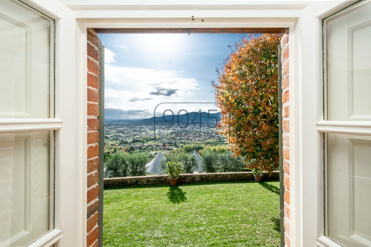 Charmantes Anwesen mit Panoramablick auf den Hügeln von Lucca - Toskana