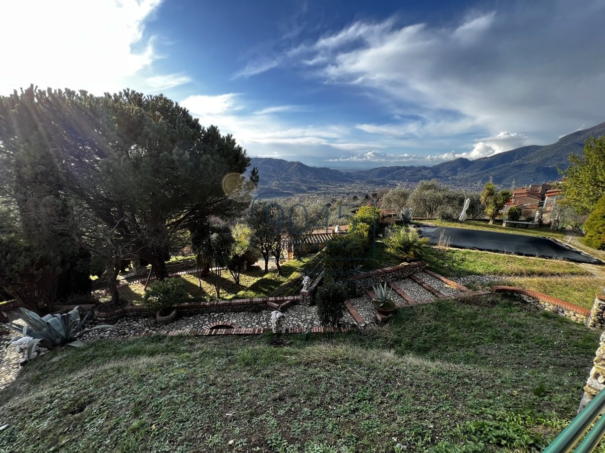 "Il Paradiso": einzigartiges Anwesen in Alleinlage mit Meerblick und Pool in Camaiore - Toskana