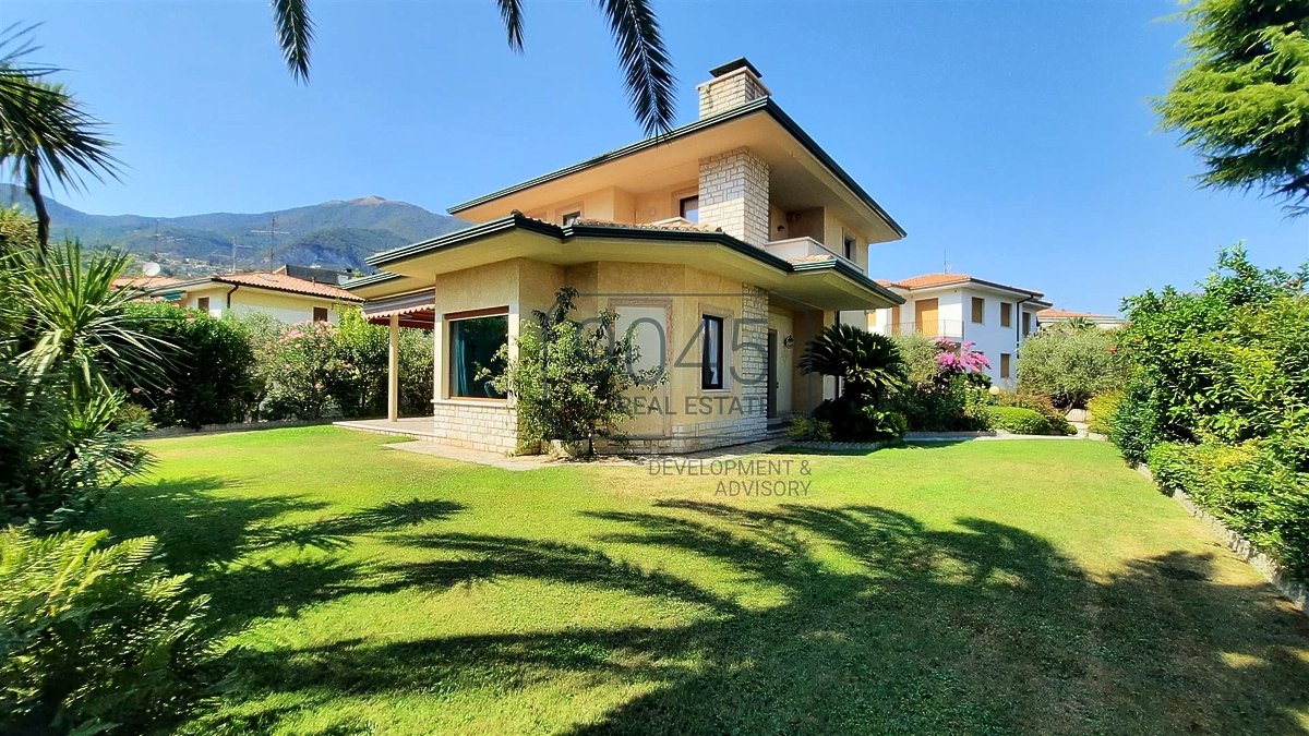 Elegante Villa in unmittelbarer Nähe zur Seepromenade von Maderno - Gardasee