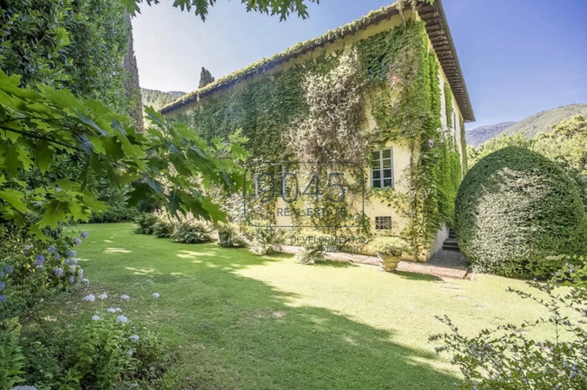 Historische Villa aus dem 17. Jahrhundert mit Olivenhain in Lucca - Toskana