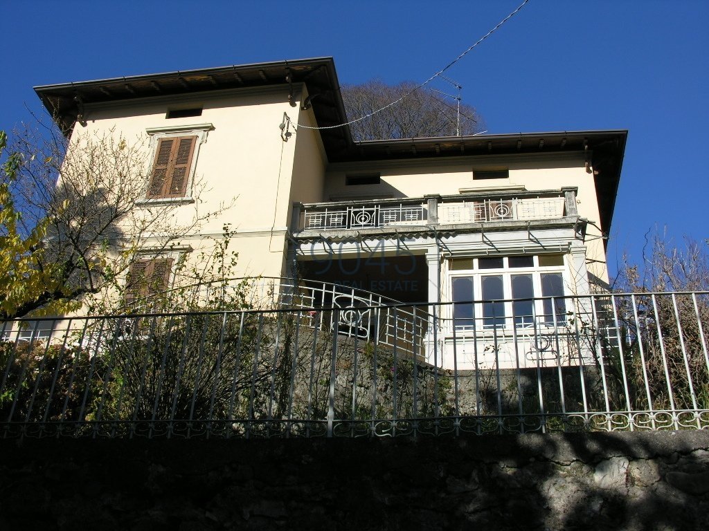 Historische Villa Liberty mit Seeblick und genehmigen Sanierungsprojekt in Lovere - Lago d"Iseo