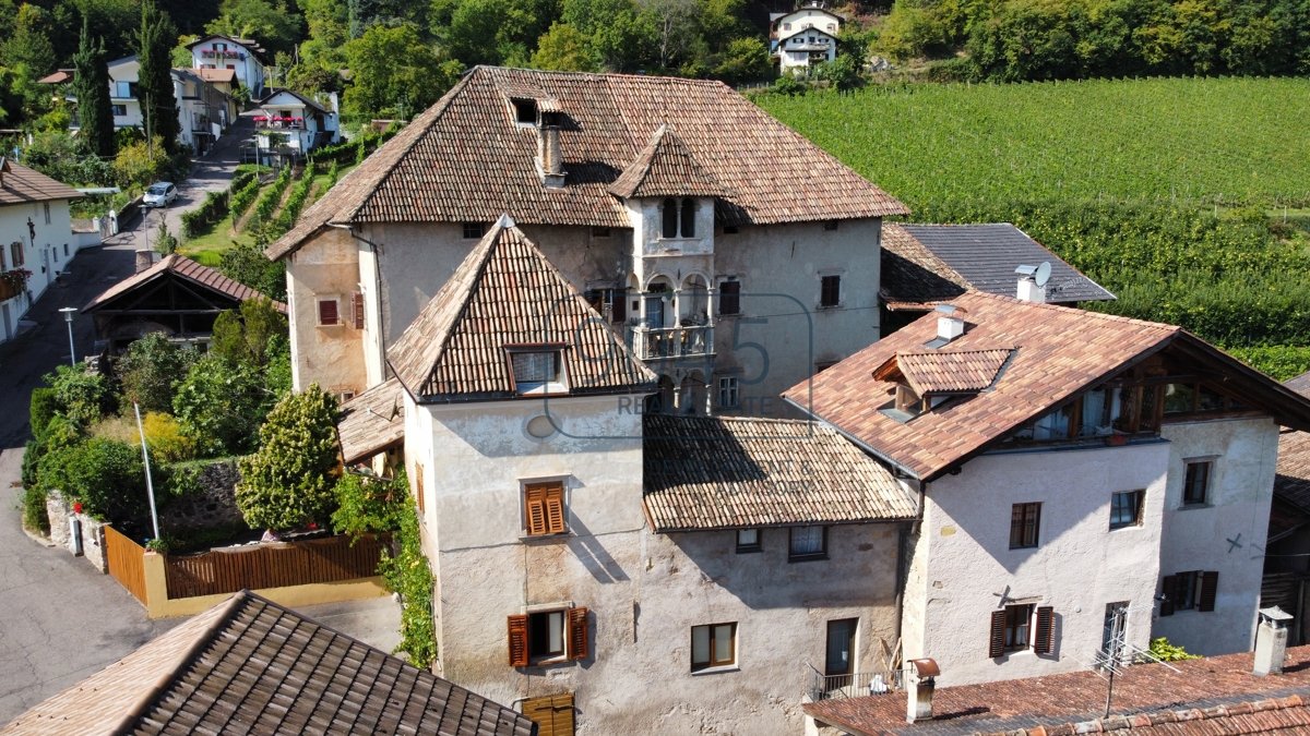 Historischer Ansitz mit Blick auf den Kalterer See - Südtirol