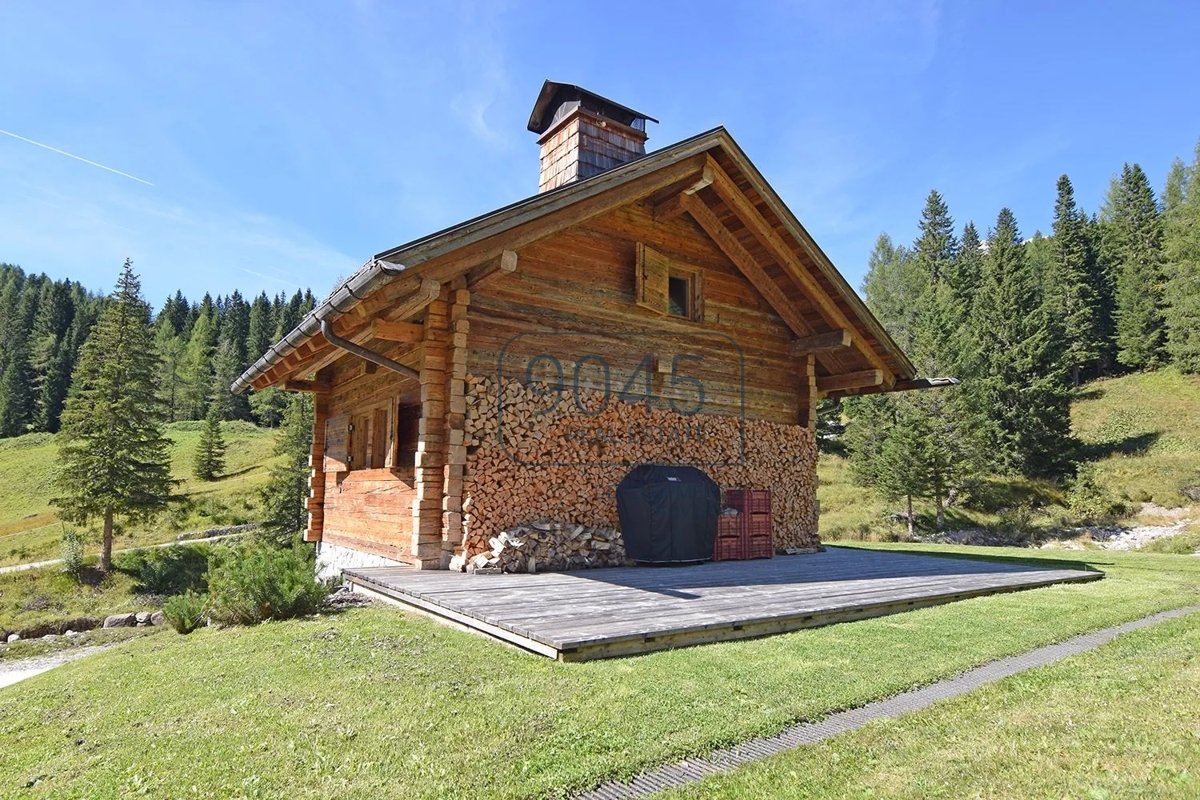 Einsame Berghütte in Falcade inmitten der Dolomiten