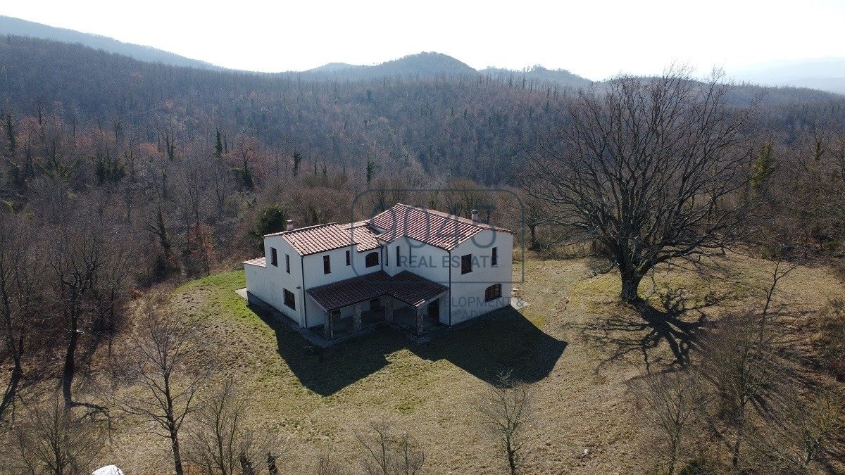 Weitläufiges Anwesen zum eigenständigen Ausbau in Massa Marittima - Toskana