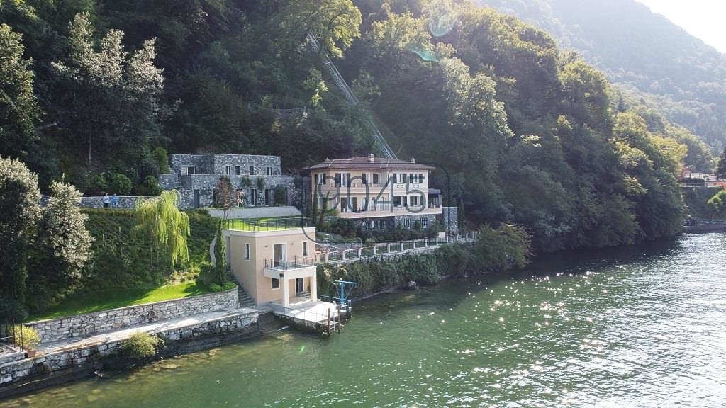 Neue Villa mit Seezugang und eigenem Bootssteg am Comer See