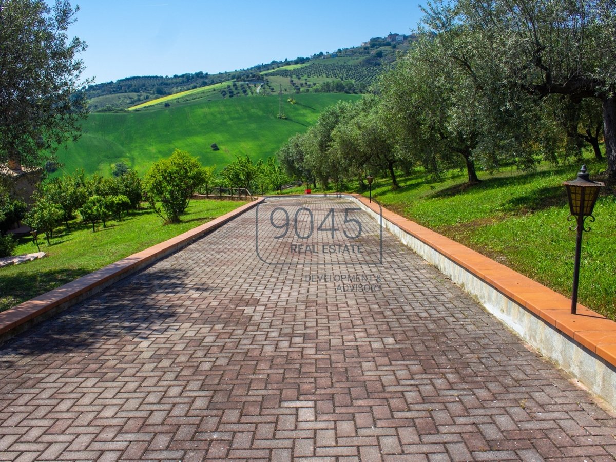 Villa mit atemberaubenden Meerblick und 8ha Land in Roseto - Abruzzen